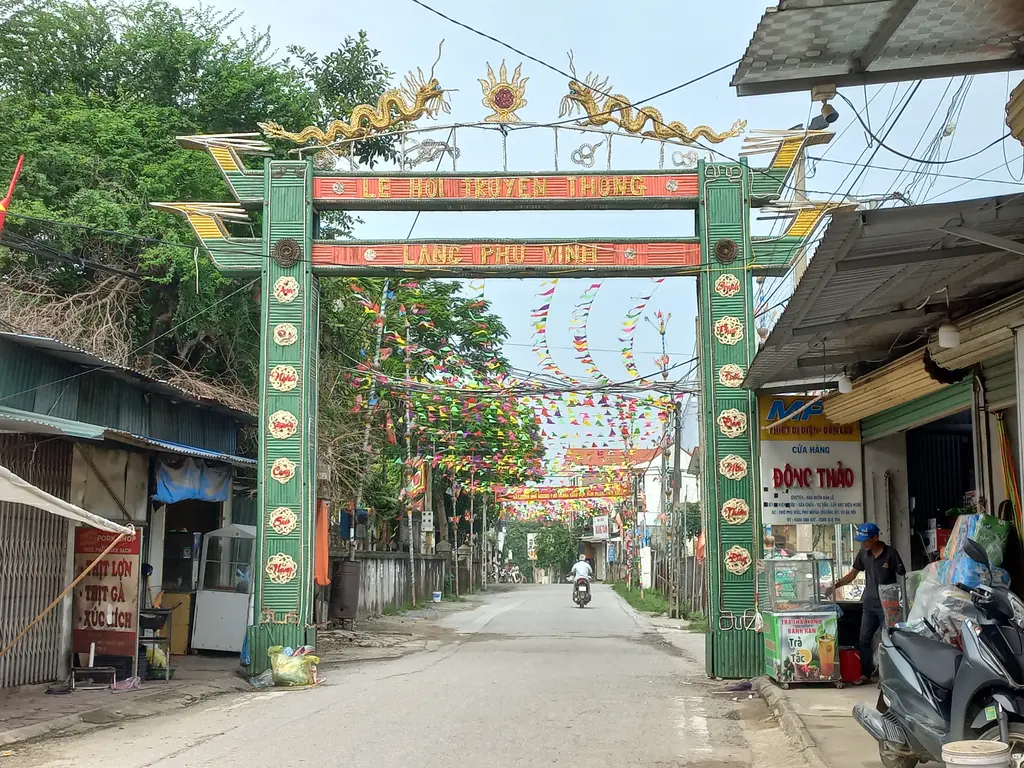 Cổng chào Làng Nghề Mây Tre Đan Thôn Phú Vinh