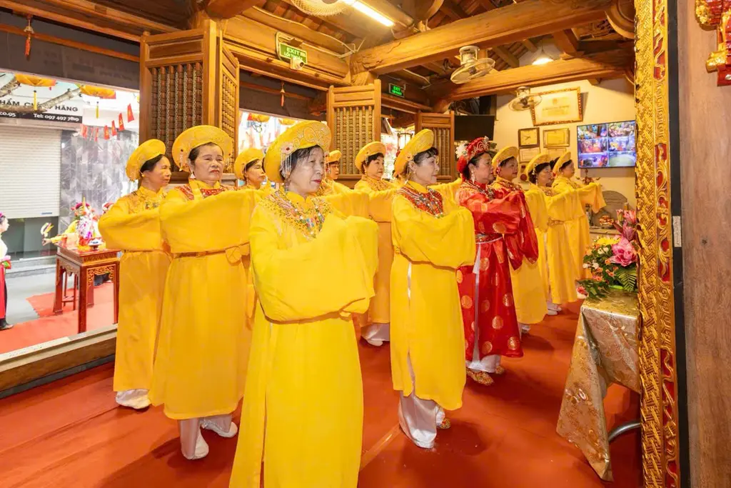 Đội dâng hương hành lễ tại Hội đền Trung Nha