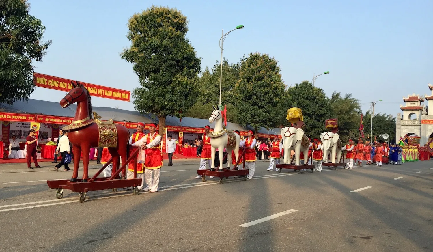 Đoàn rước Ngựa và voi tượng trưng tại Hội đền Hai Bà Trưng