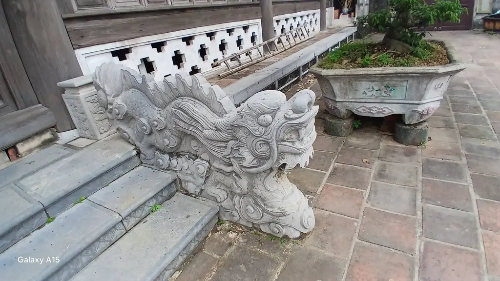 Rồng đá bên tả đình làng Bát Tràng