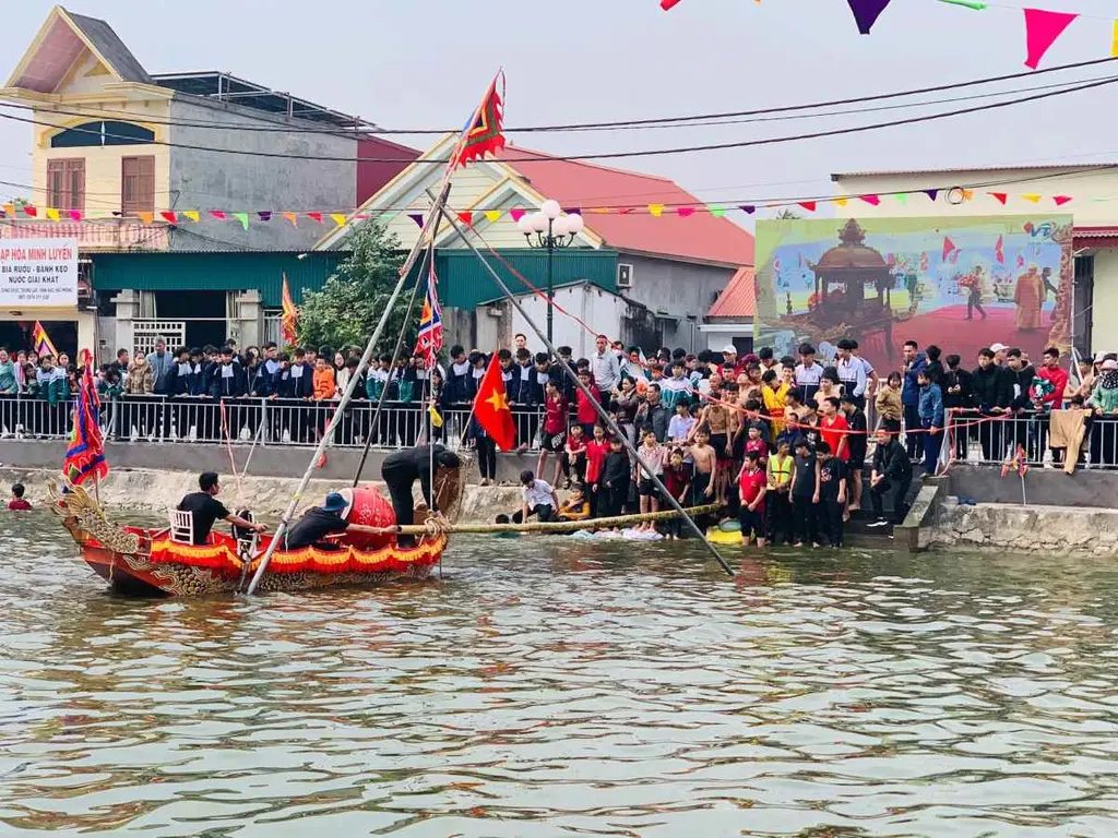 Hoạt động thi đi cầu thùm tại Lễ hội đình Cung Chúc
