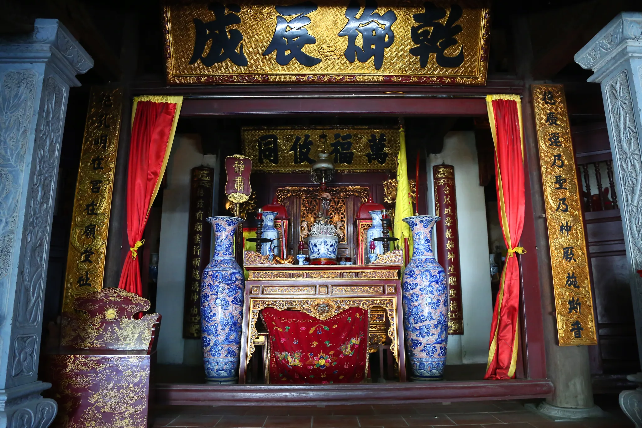 Gian thờ chính Miếu Miêu Nha