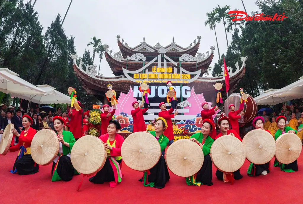 Văn nghệ tại Hội Chùa Hương