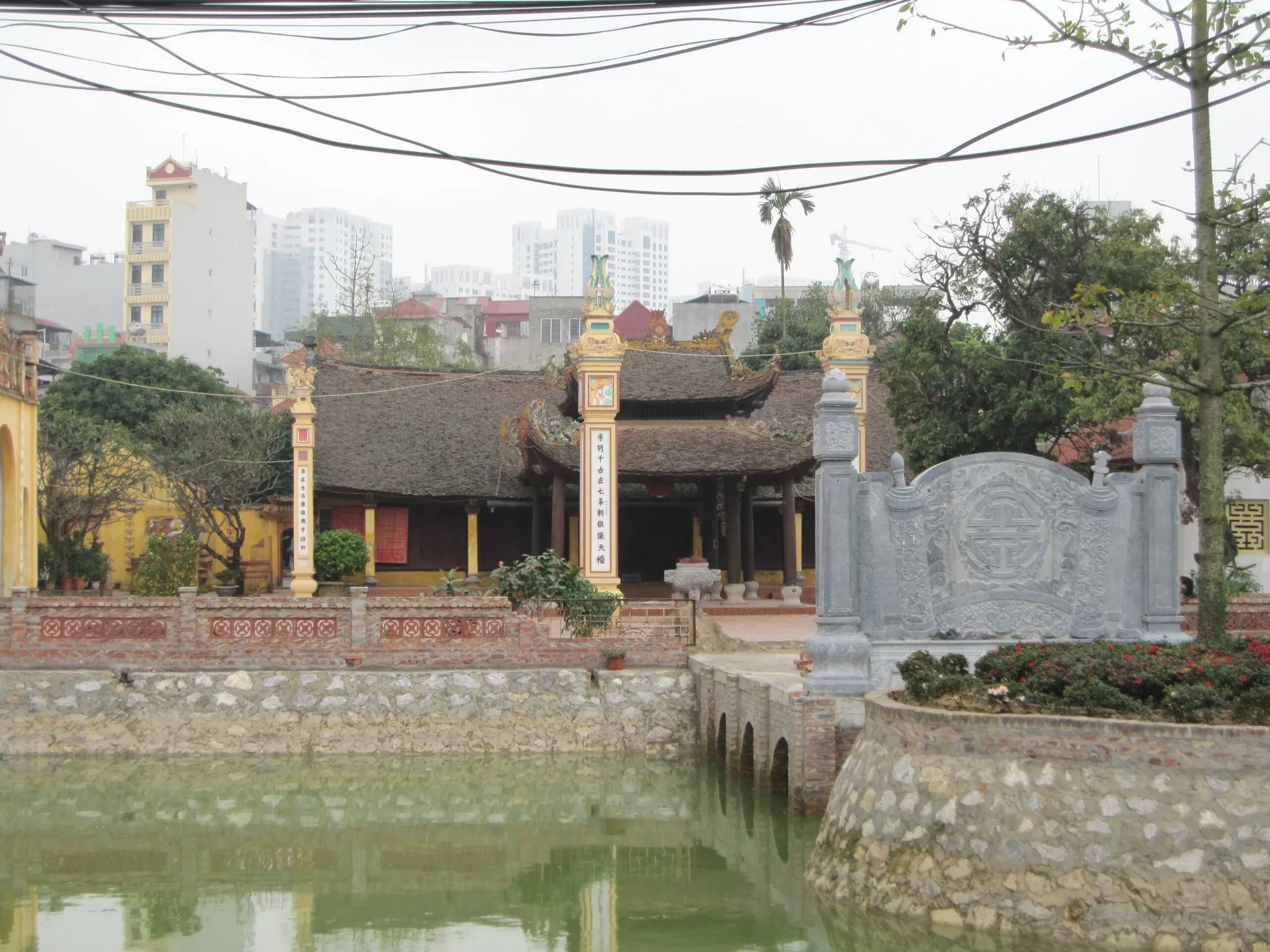 Hồ nước trong đình Phùng Khoang