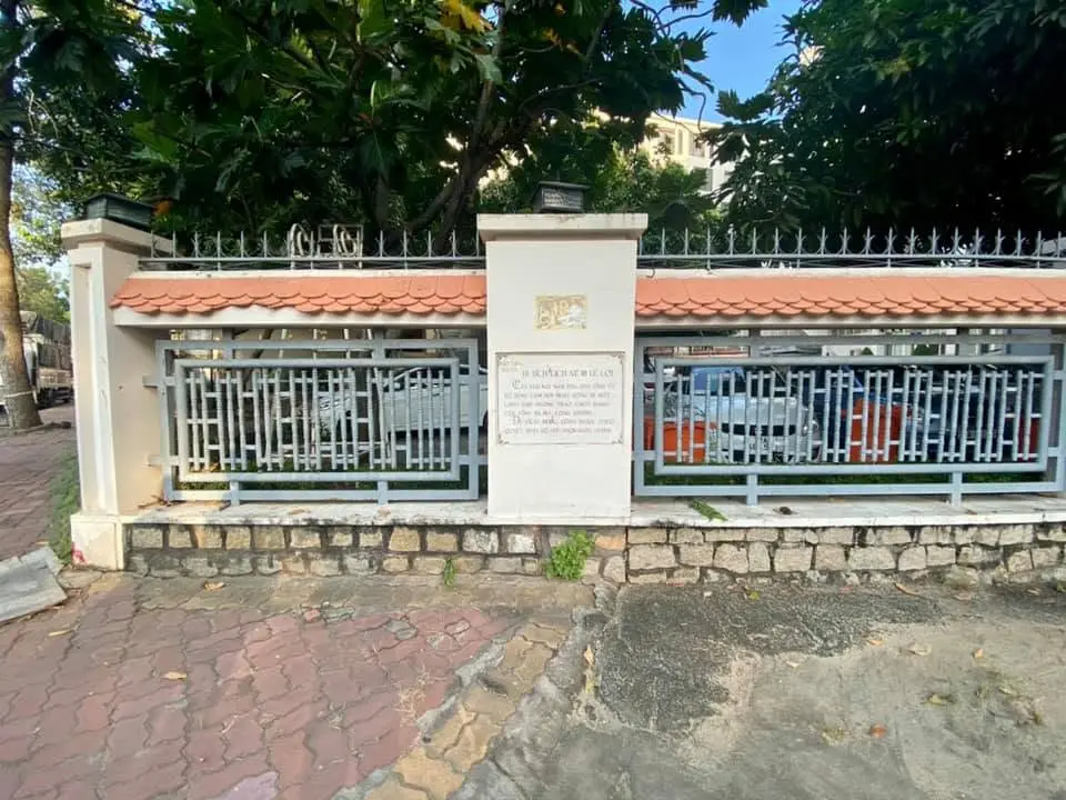 Không gian bên ngoài Nhà Cao Cẳng