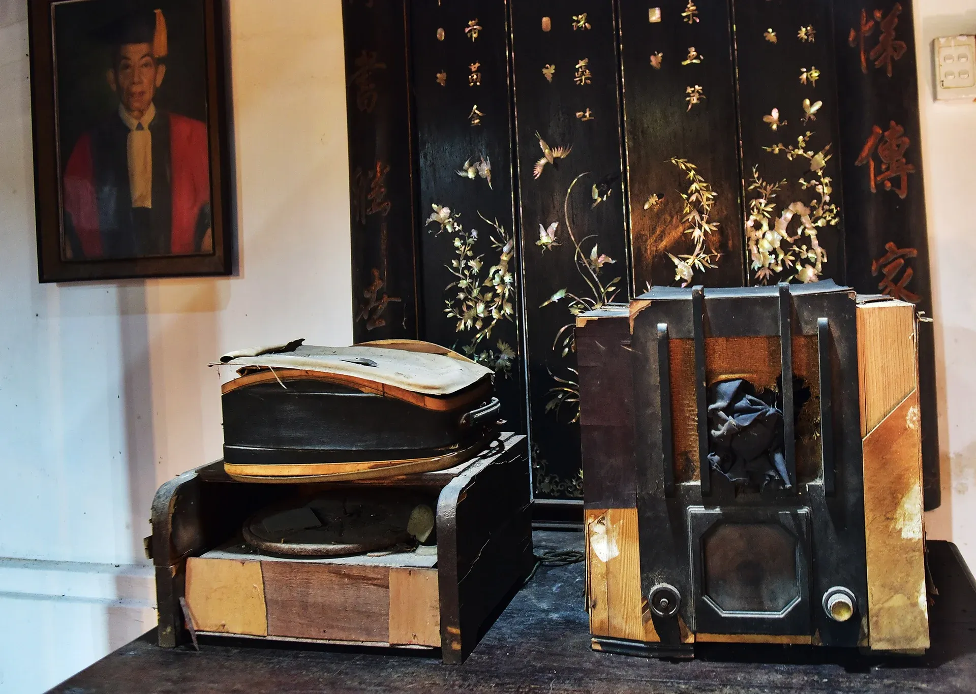 Radio, máy hát đĩa, máy đánh chữ vẫn còn được lưu giữ trong Nhà cổ Trần Công Vàng