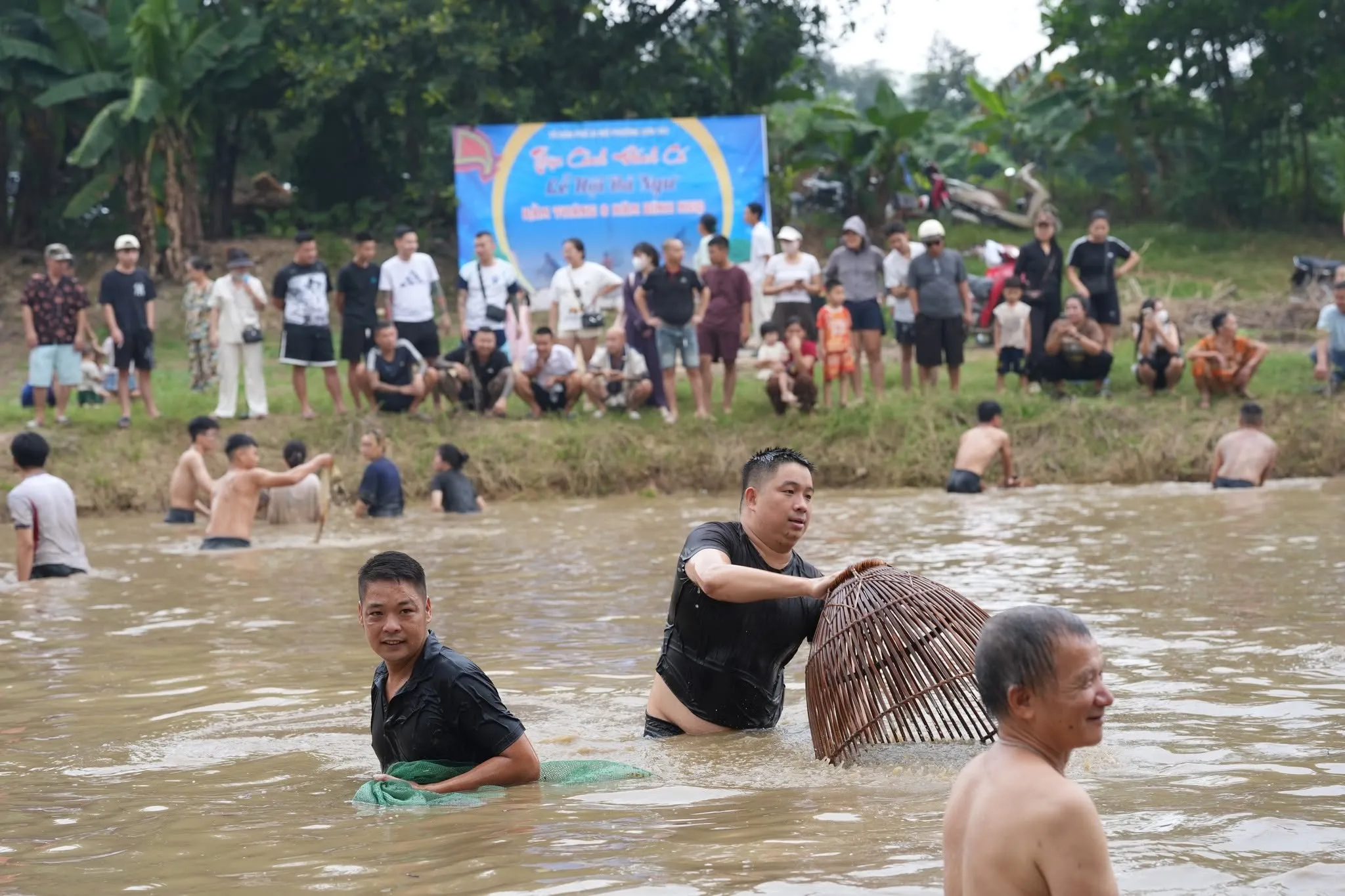 Không khi náo nhiệt tại Lễ hội Đả Ngư đền Và