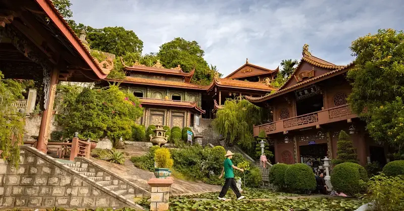 Cảnh quan Chùa Hang