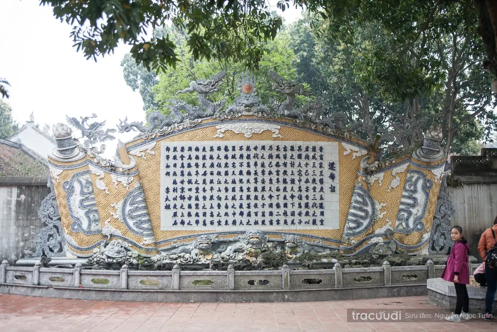 Bình phong cuốn thư trong Đền Đô