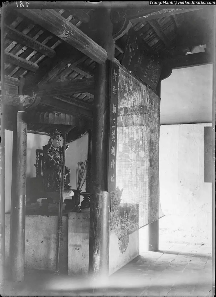 Bên trong Chùa Đọ