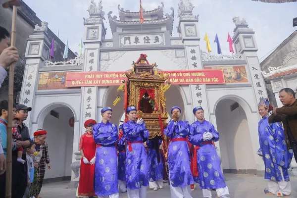 Cảnh quan bên ngoài tam quan Mộ Nhà thờ Hoàng Trình Thanh và Từ chỉ họ Hoàng