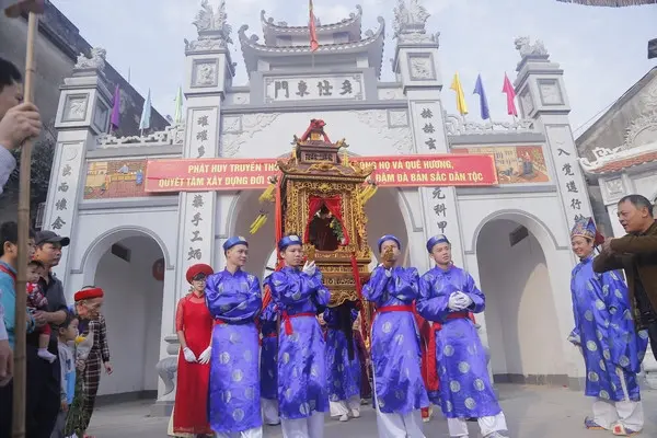 Cảnh quan bên ngoài tam quan Mộ Nhà thờ Hoàng Trình Thanh và Từ chỉ họ Hoàng