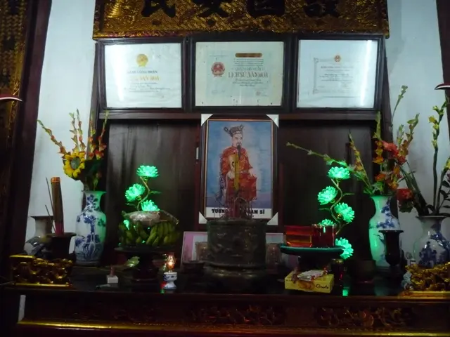 Ban thờ bên trong đình làng Châu Khê