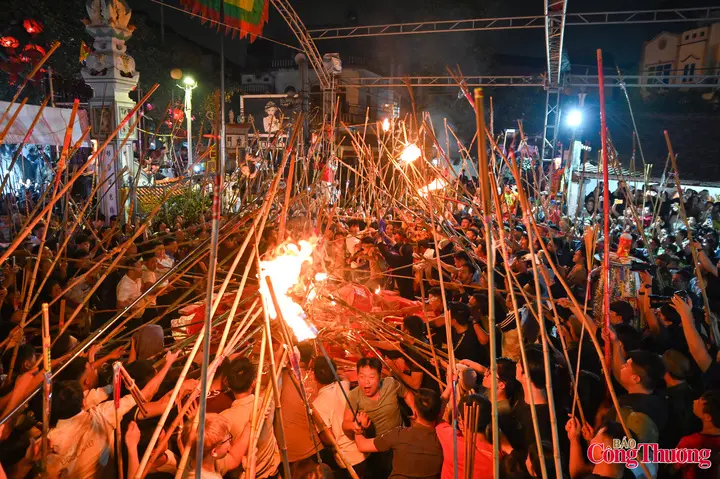 Người dân dùng sào tre xin "đỏ" tại Hội đình Văn Nội