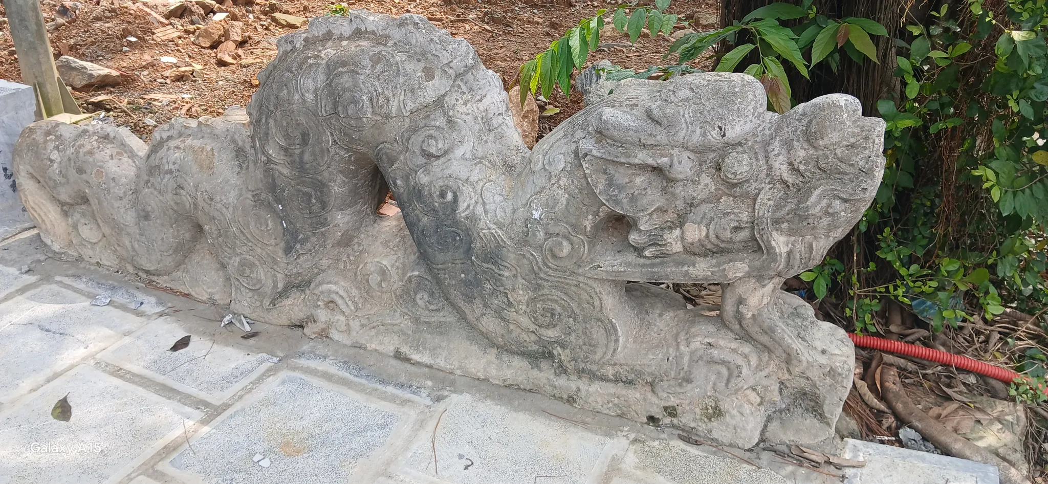 Rồng đá bên tả lối lên chùa Trăm Gian