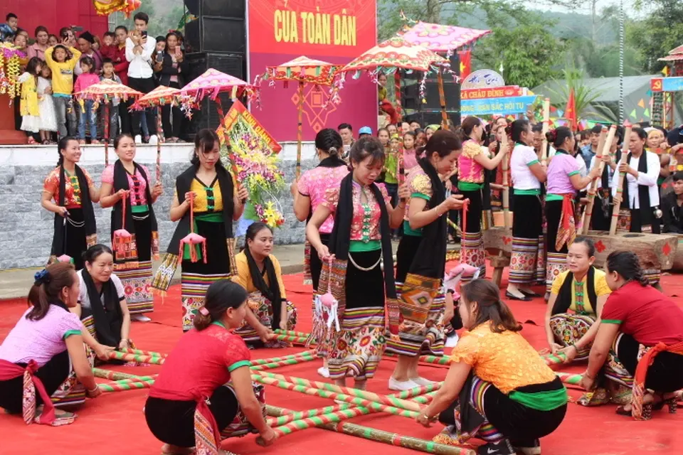 Tiết mục nhảy sạp tại lễ hội Đền Choọng