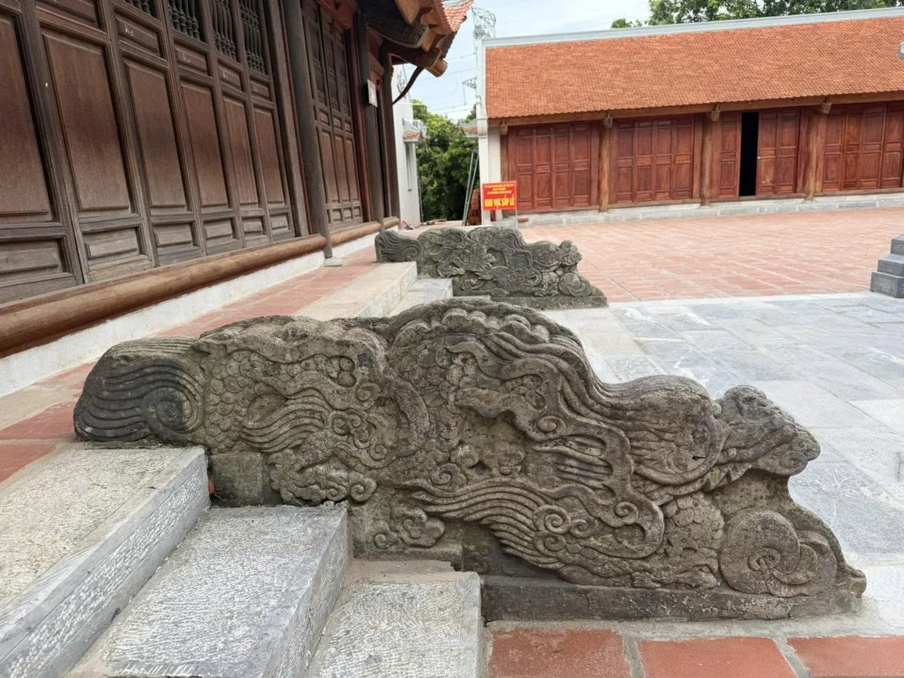 Rồng đá trước cửa Đền Thanh Nhàn