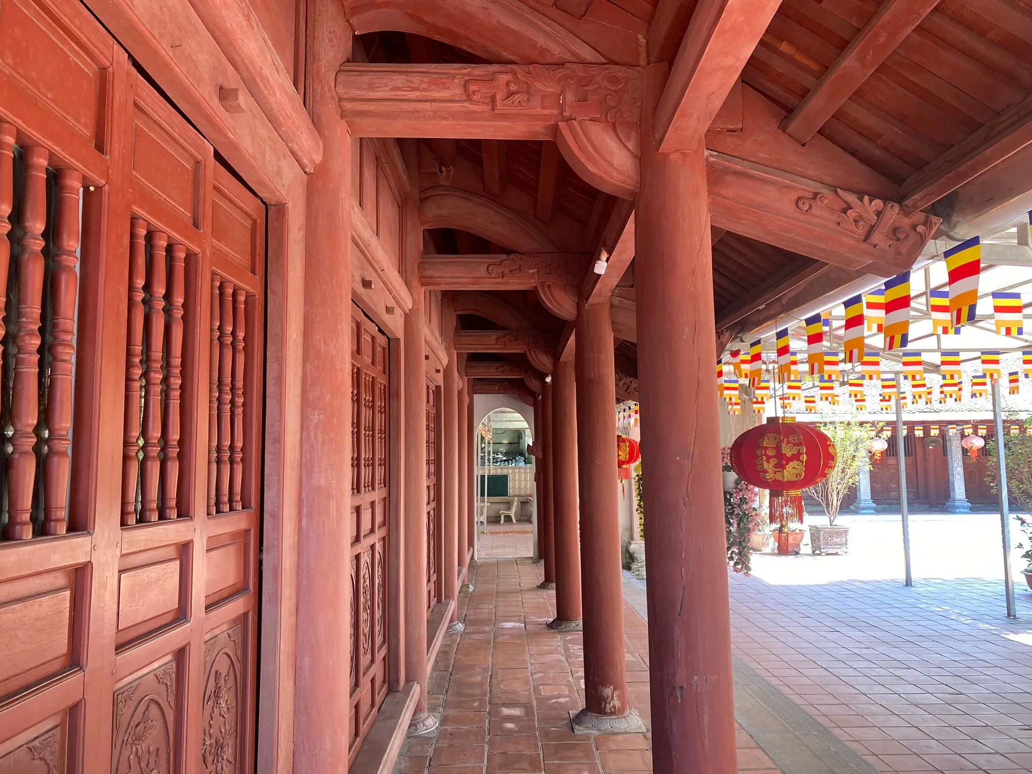 Hành lang chùa Lưu Bái