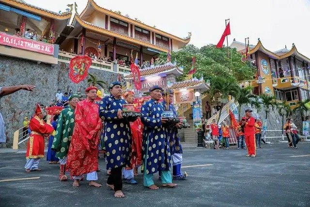 Nghi lễ rước Lễ hội Dinh cô
