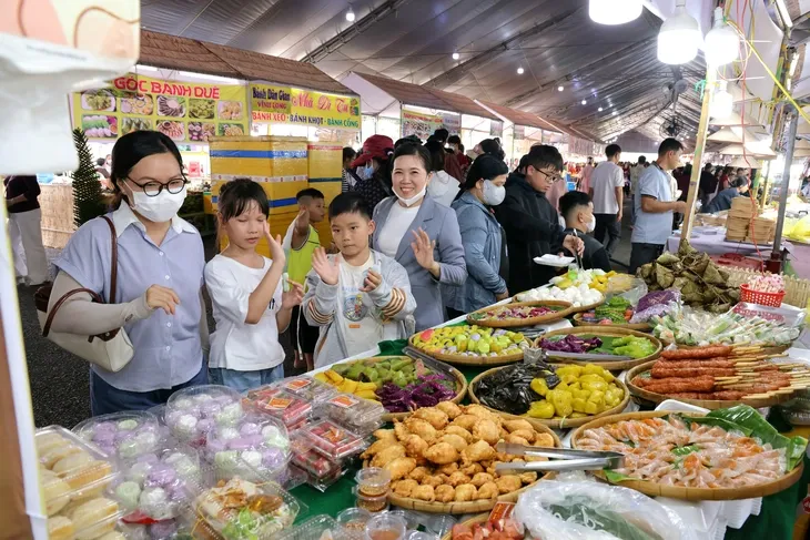 Du khách thích thú với nhiều loại bánh dân gian tại lễ hội
