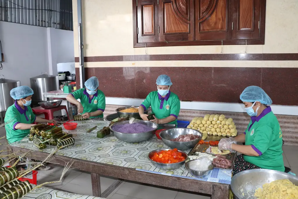 Người lao động làm bánh tét tại cơ sở sản xuất bánh tét Ba Loan, làng nghề bánh tét Trà Cuôn