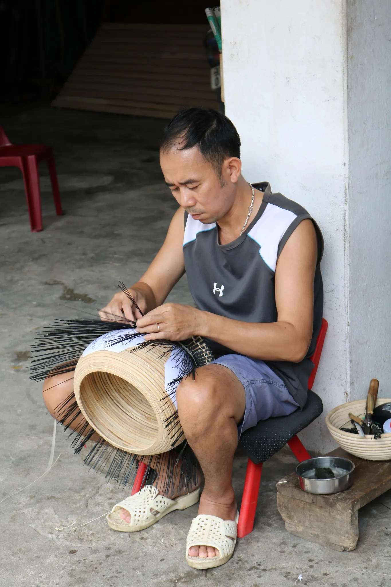 Người thợ khéo tay hoàn thiện sản phẩm ủ ấm trà tại gia đình Nghệ nhân nhân dân Nguyễn Văn Trung
