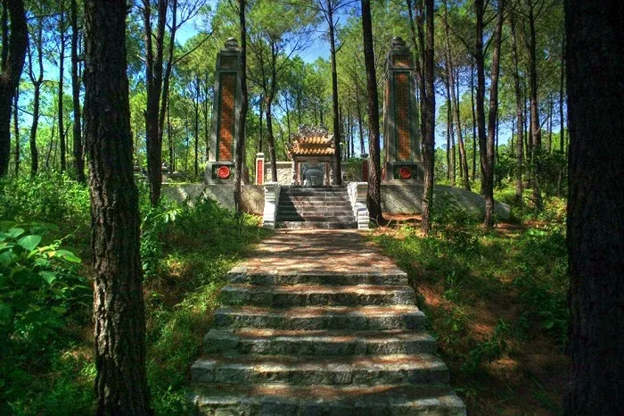 Lối lên Lăng vua Hiệp Hòa