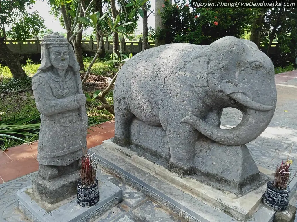 Tượng đá và voi đá tại Lăng quận công Chu Xuân Hãn
