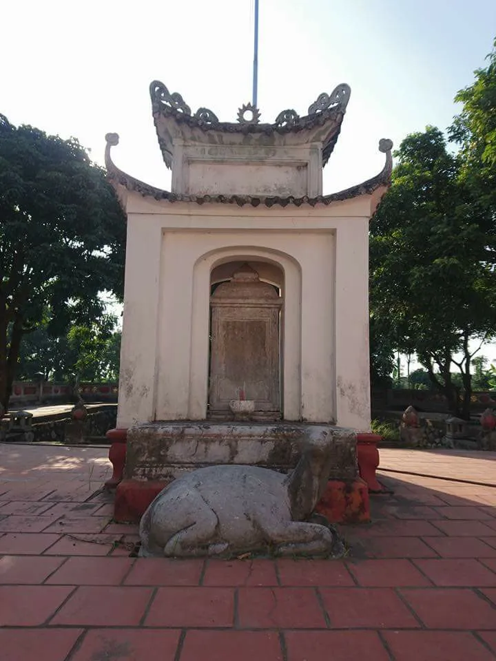 Hươu đá phía trước Đền thờ Đặng Đình Tướng