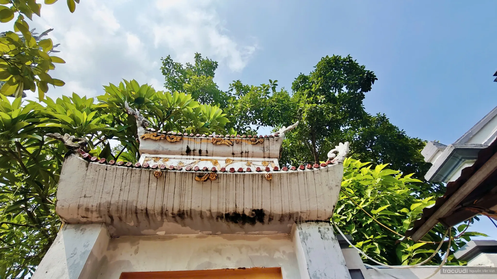 Cổng tả môn Đền Ngoài