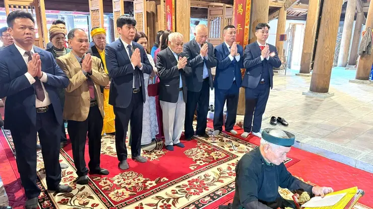 Lễ dâng hương tại Hội đình làng Ngọc Chi