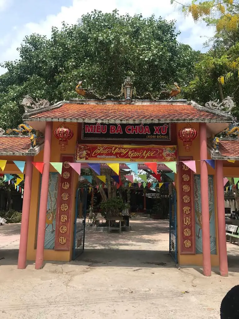 Cảnh quan di tích Miếu Xóm Đồng
