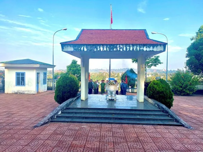 Khu vực thắp hương tưởng niệm ở Đồi 722 - Đắk Sắk