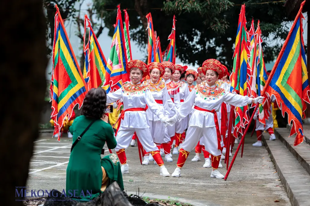 Biểu diễn múa cờ tại Hội làng Hậu Ái