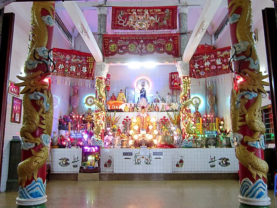 Gian thờ chính trong Dinh Cô