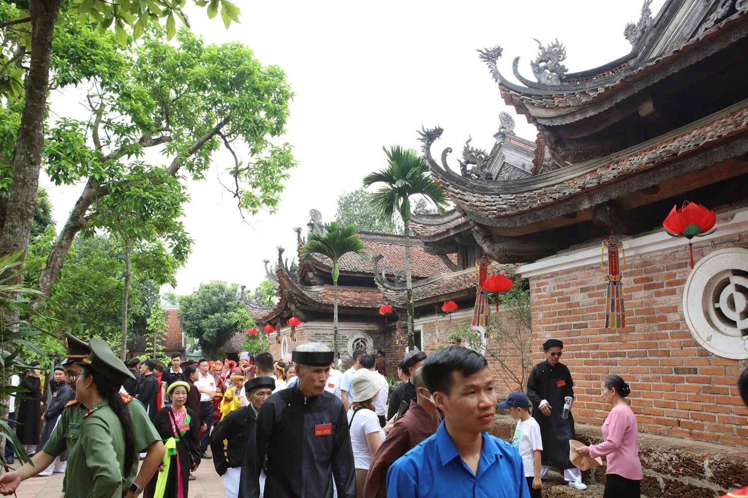 Người dân tham gia Hội chùa Tây Phương