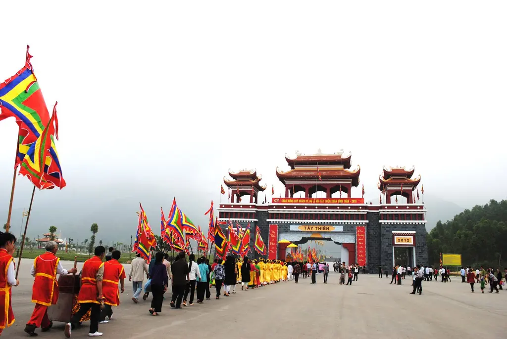 Đoàn rước Lễ hội Tây Thiên