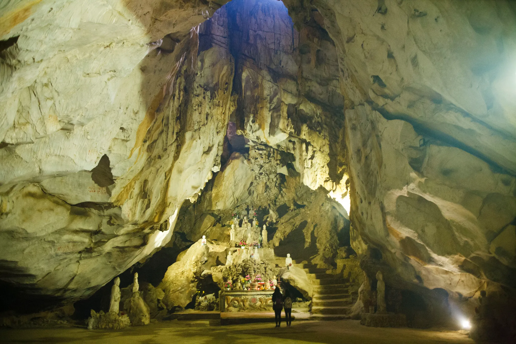 Chùa hang trong di tích Chùa Trầm