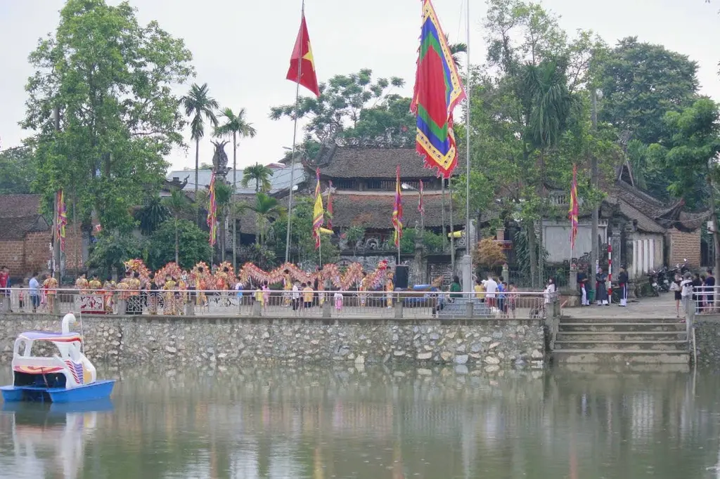 Cảnh quan bên ngoài di tích Đình Trúc Động