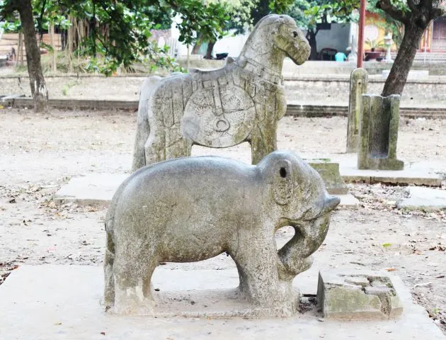 Ngựa đá và voi đá tại Đền Quát