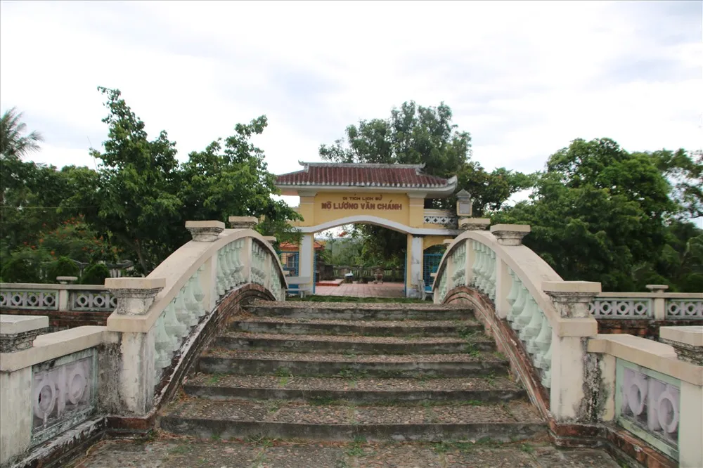 Lối dẫn lên Mộ và Đền thờ Lương Văn Chánh
