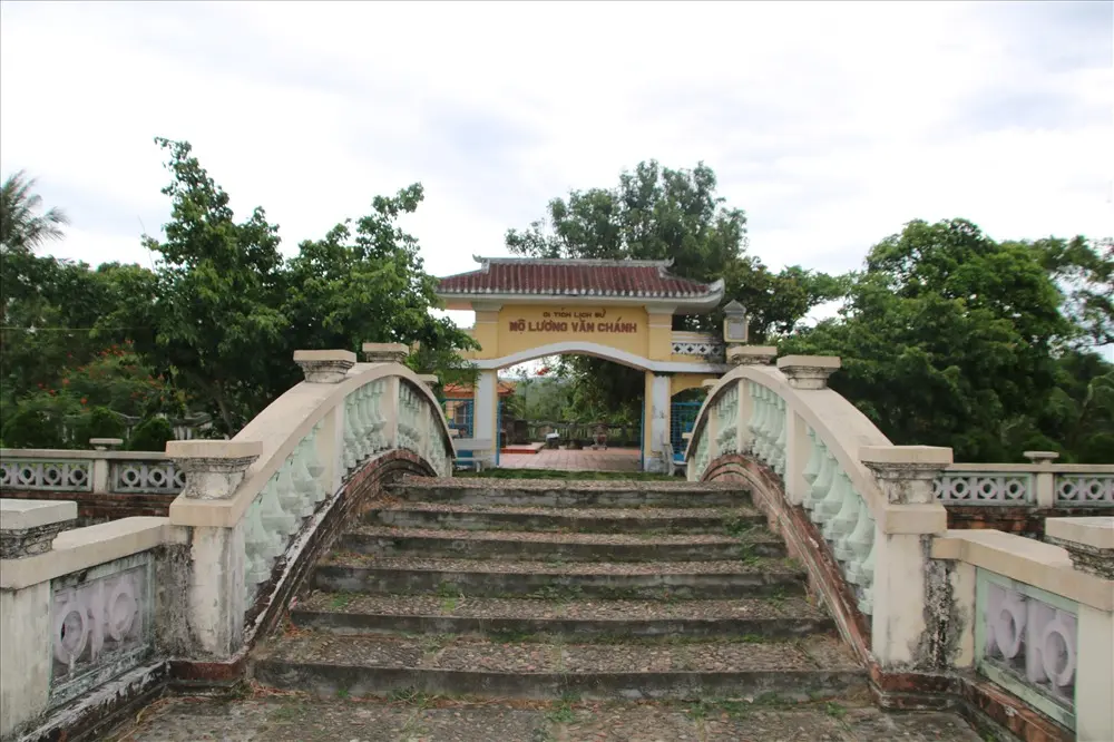 Lối dẫn lên Mộ và Đền thờ Lương Văn Chánh