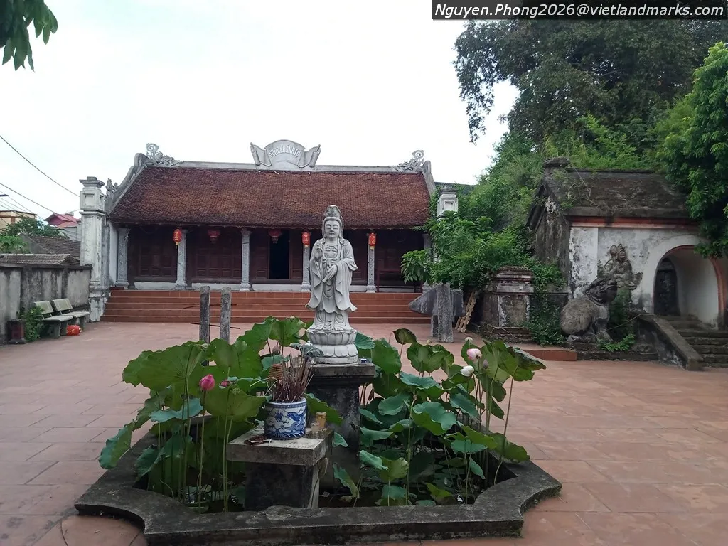 Từ Vũ Đoàn Tướng Công nằm trong khuôn viên Chùa Sùng Khánh