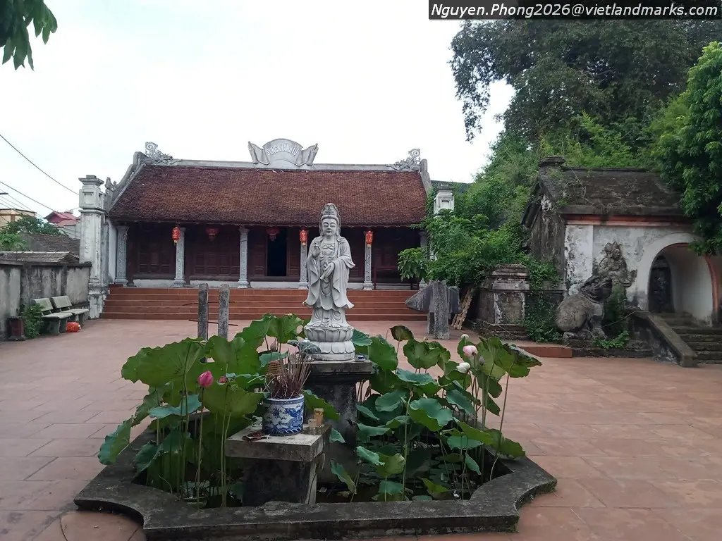 Từ Vũ Đoàn Tướng Công nằm trong khuôn viên Chùa Sùng Khánh