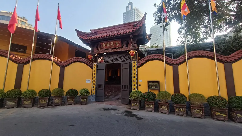 Cảnh quan bên ngoài di tích Chùa Châu Long