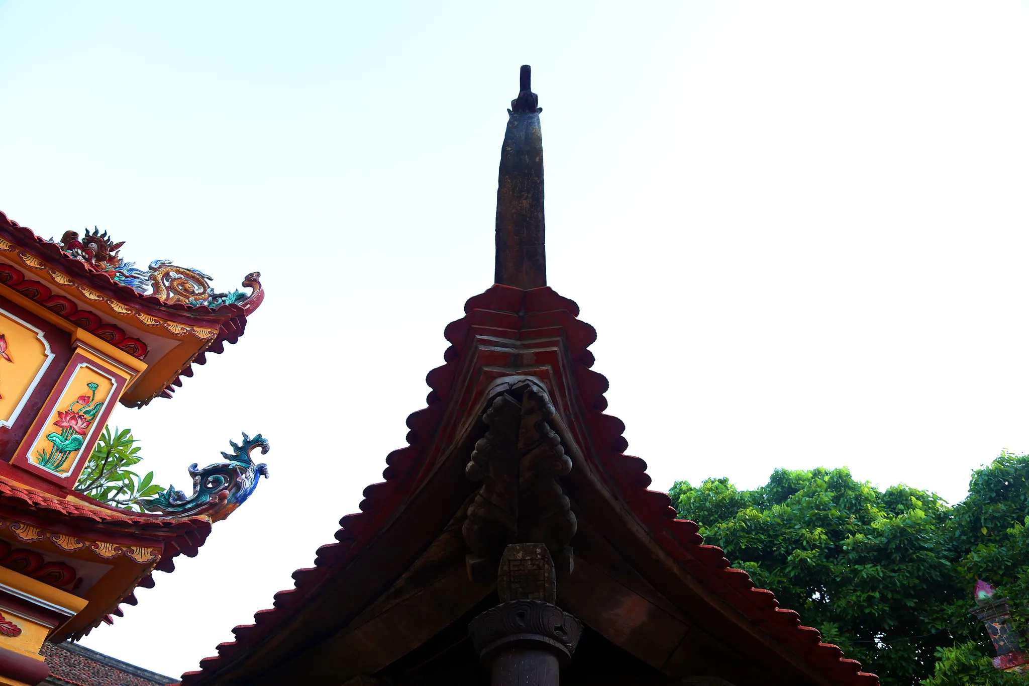 Mái đao trên cổng chùa Cổ Chất