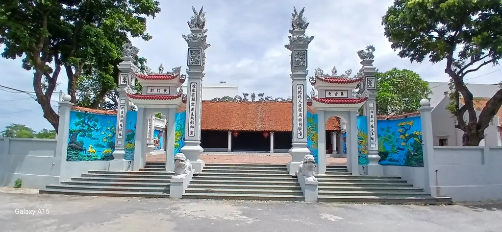 Nghi môn tứ trụ đình Tràng An