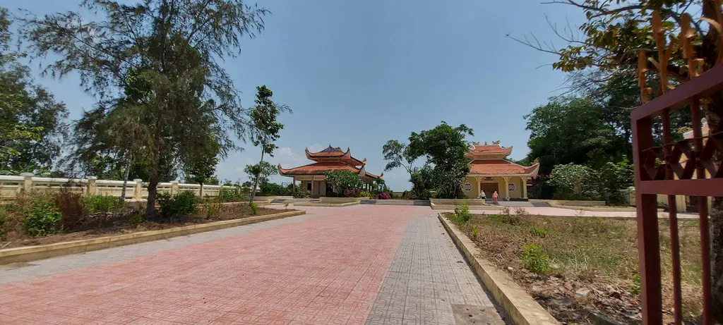 Cảnh quan di tích Miếu Bà Chúa Xứ Mỹ Đông