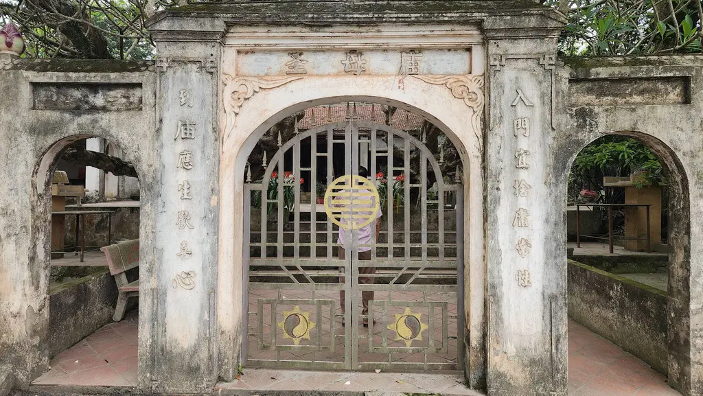 Không gian cảnh quan bên ngoài cổng tam quan di tích Đình Vô Khuy