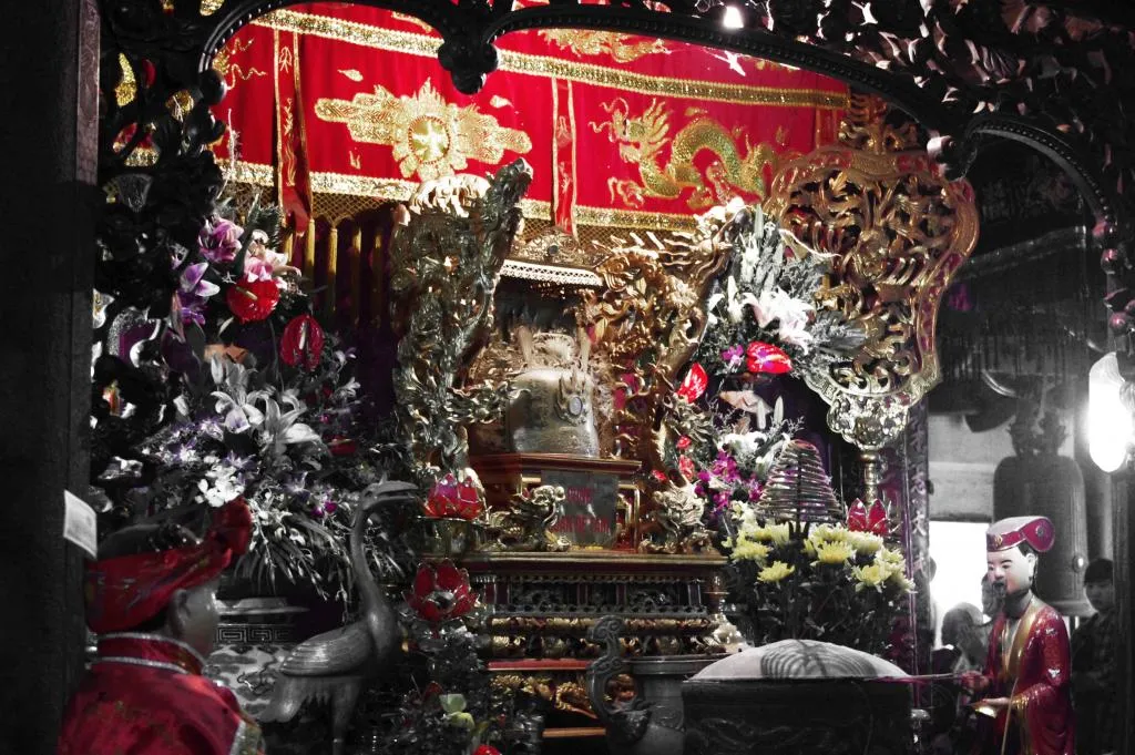 Ban thờ bên trong Đền Đồng Bằng